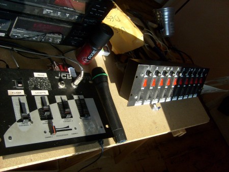 Lecteur cd, Table de mixage, sélecteur lumière, Micros